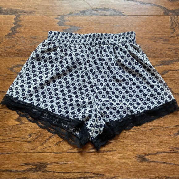 Lush lace trim floral print shorts - Picture 6 of 8